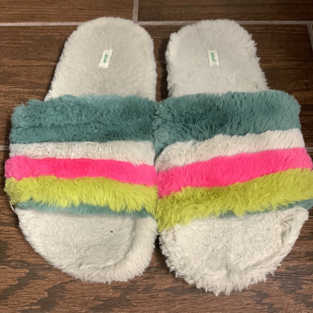 Aerie Fuzzy Slippers